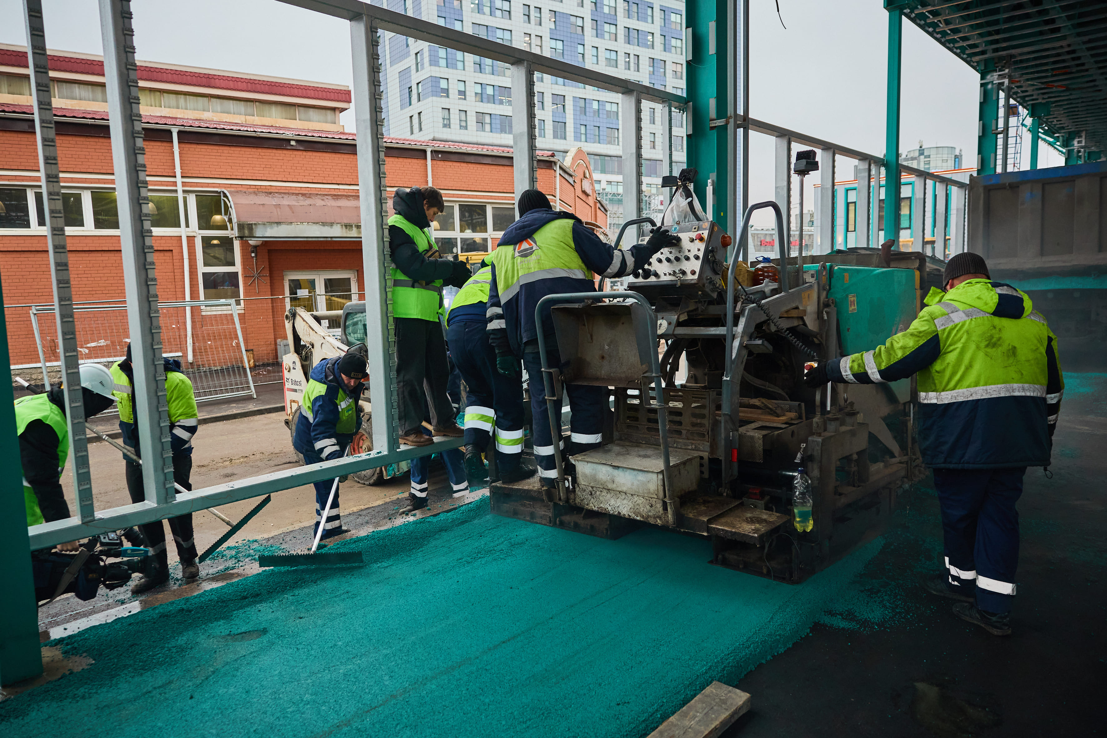 Бирюзовый асфальтобетон уложили на конечной остановке трамвайной линии «Славянка»