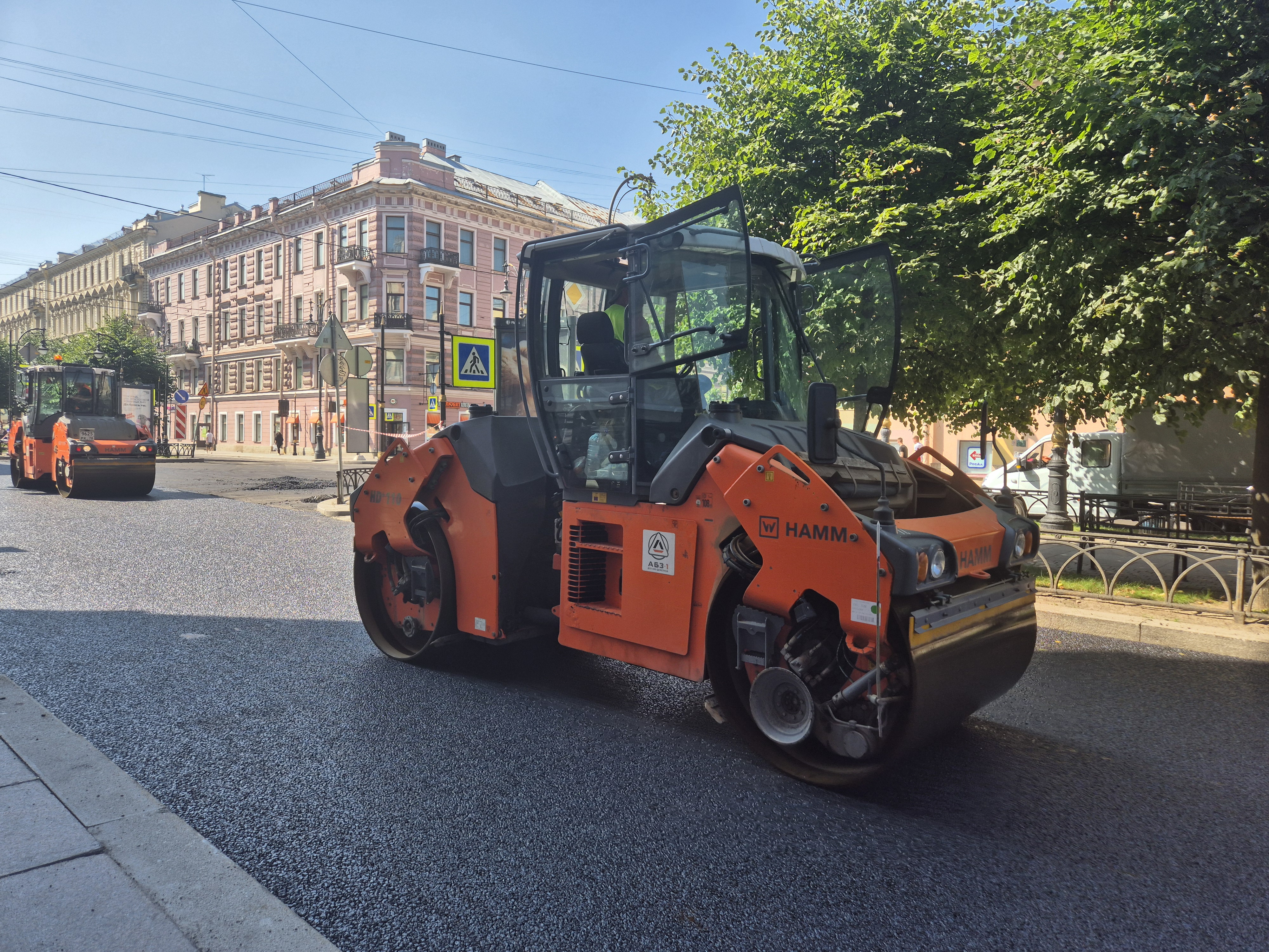 Специалисты «ДСК АБЗ-Дорстрой» приступили к укладке асфальтобетона на пр. Чернышевского