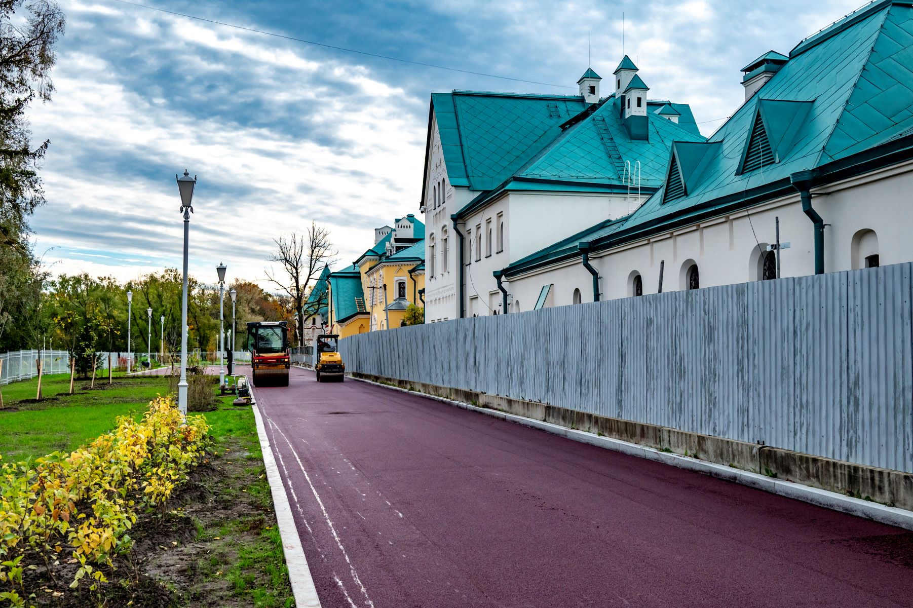 Проезды к Федоровскому городку украсили красным асфальтобетоном