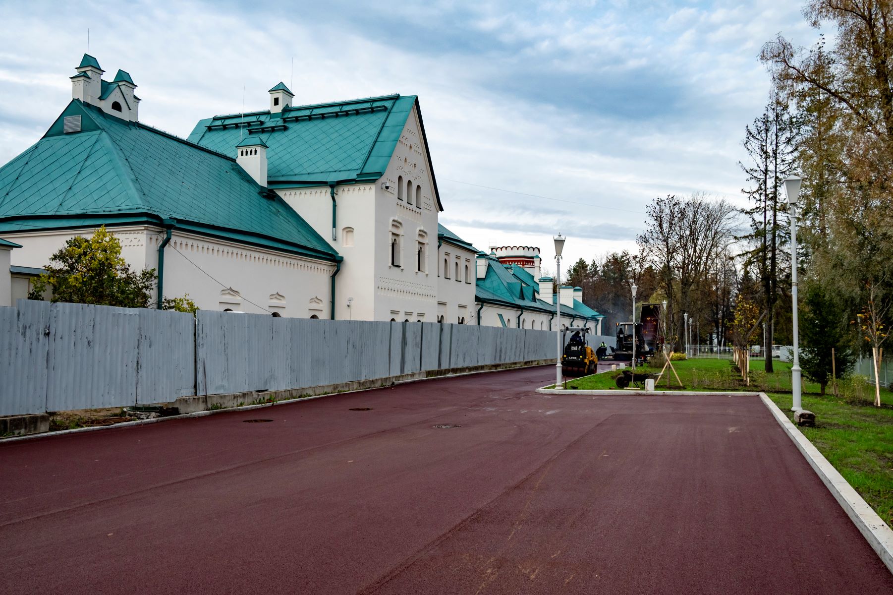 Проезды к Федоровскому городку украсили красным асфальтобетоном