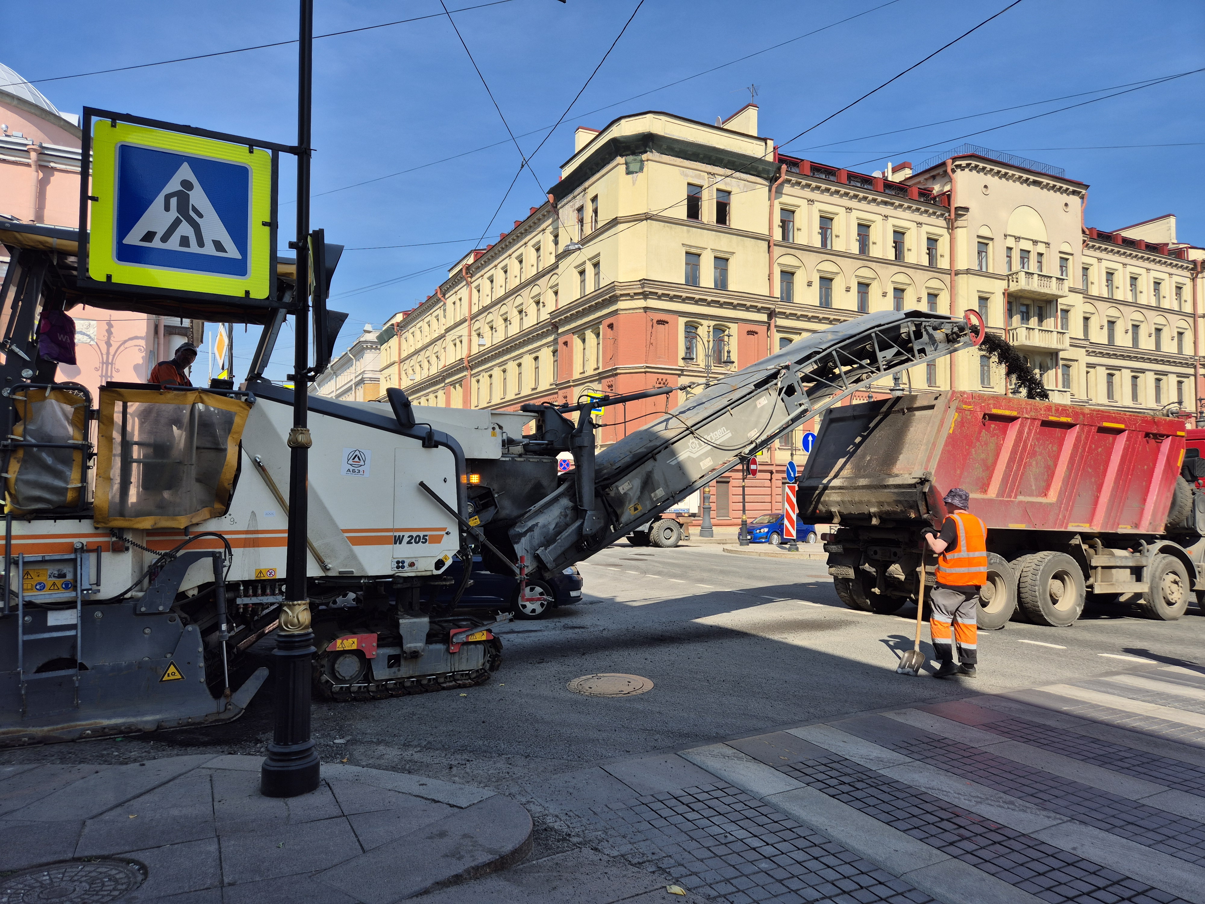 Специалисты «ДСК АБЗ-Дорстрой» приступили к укладке асфальтобетона на пр. Чернышевского