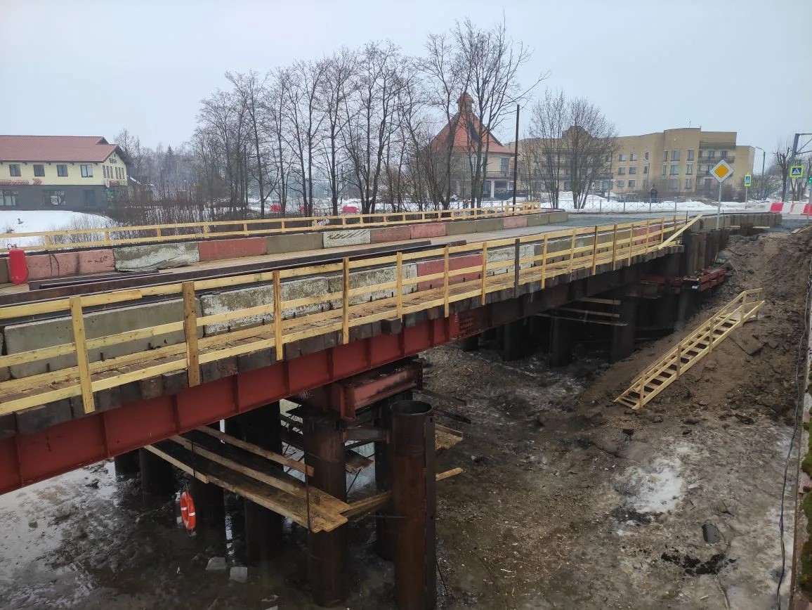 В Карелии строят новый мост и тут же разбирают старый