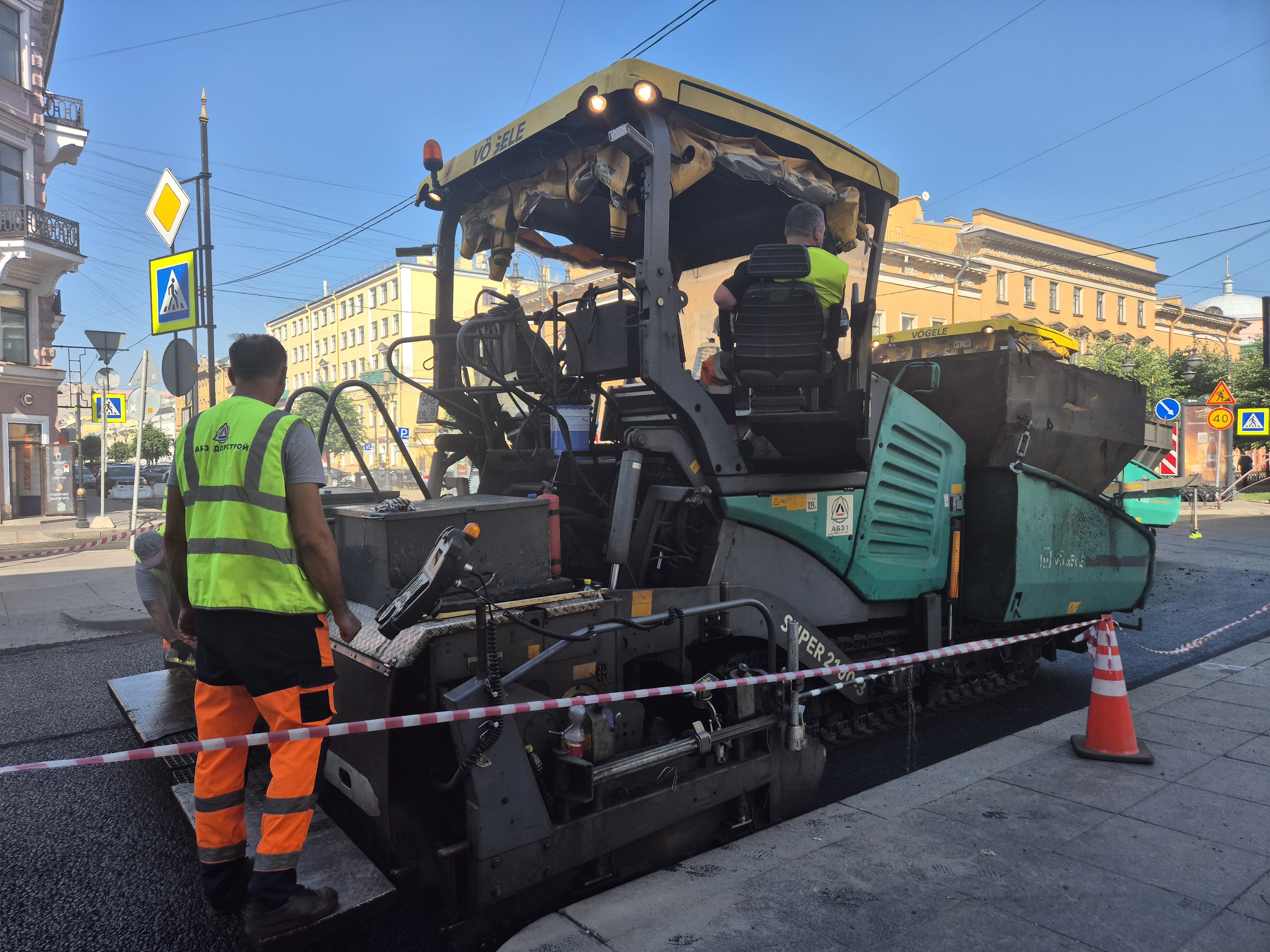 Специалисты «ДСК АБЗ-Дорстрой» приступили к укладке асфальтобетона на пр. Чернышевского