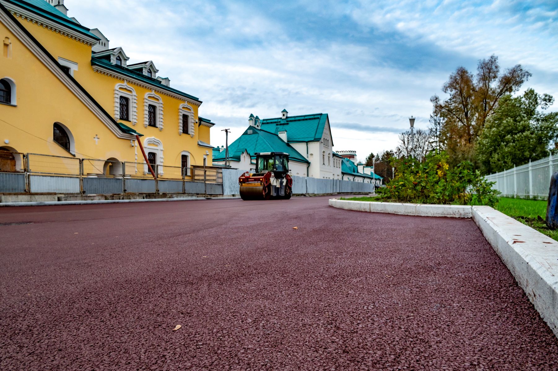 Проезды к Федоровскому городку украсили красным асфальтобетоном