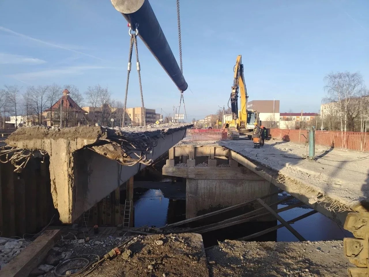 В Карелии строят новый мост и тут же разбирают старый