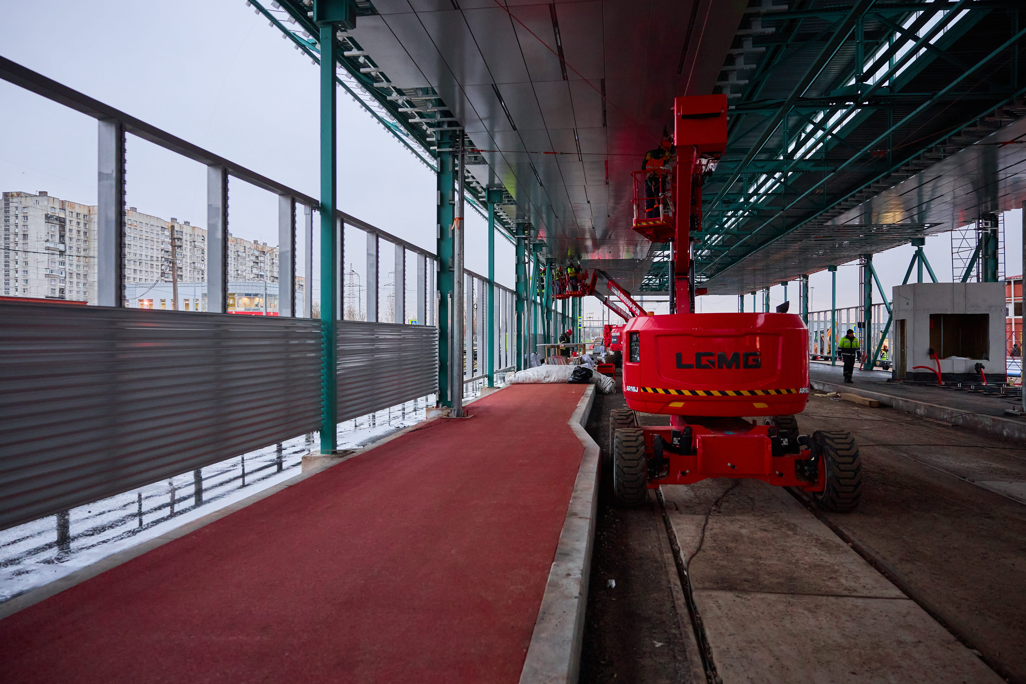 Бирюзовый асфальтобетон уложили на конечной остановке трамвайной линии «Славянка»