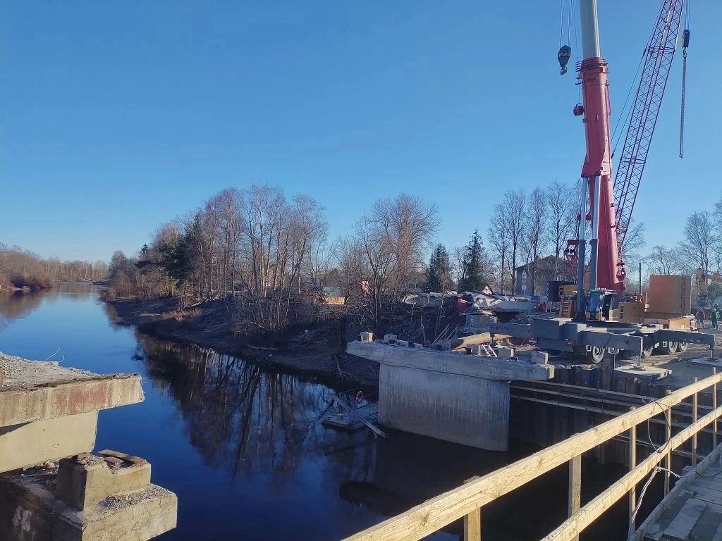 В Карелии строят новый мост и тут же разбирают старый